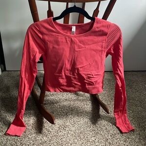 Cropped, ribbed long sleeve workout shirt, built in bra.
